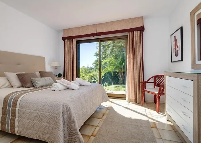 Villa With Private Pool And Garden In Marbella