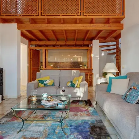 Βίλα With Private Pool And Garden In