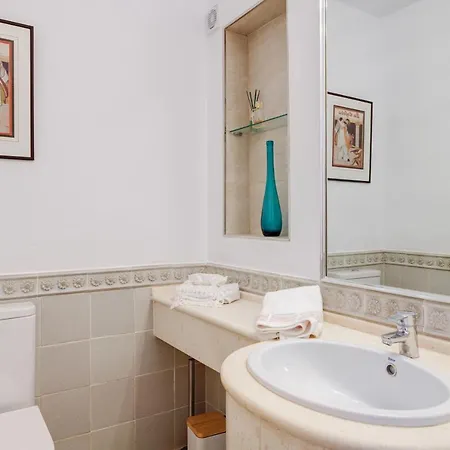 Villa With Private Pool And Garden In Marbella