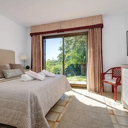 Villa With Private Pool And Garden In Marbella